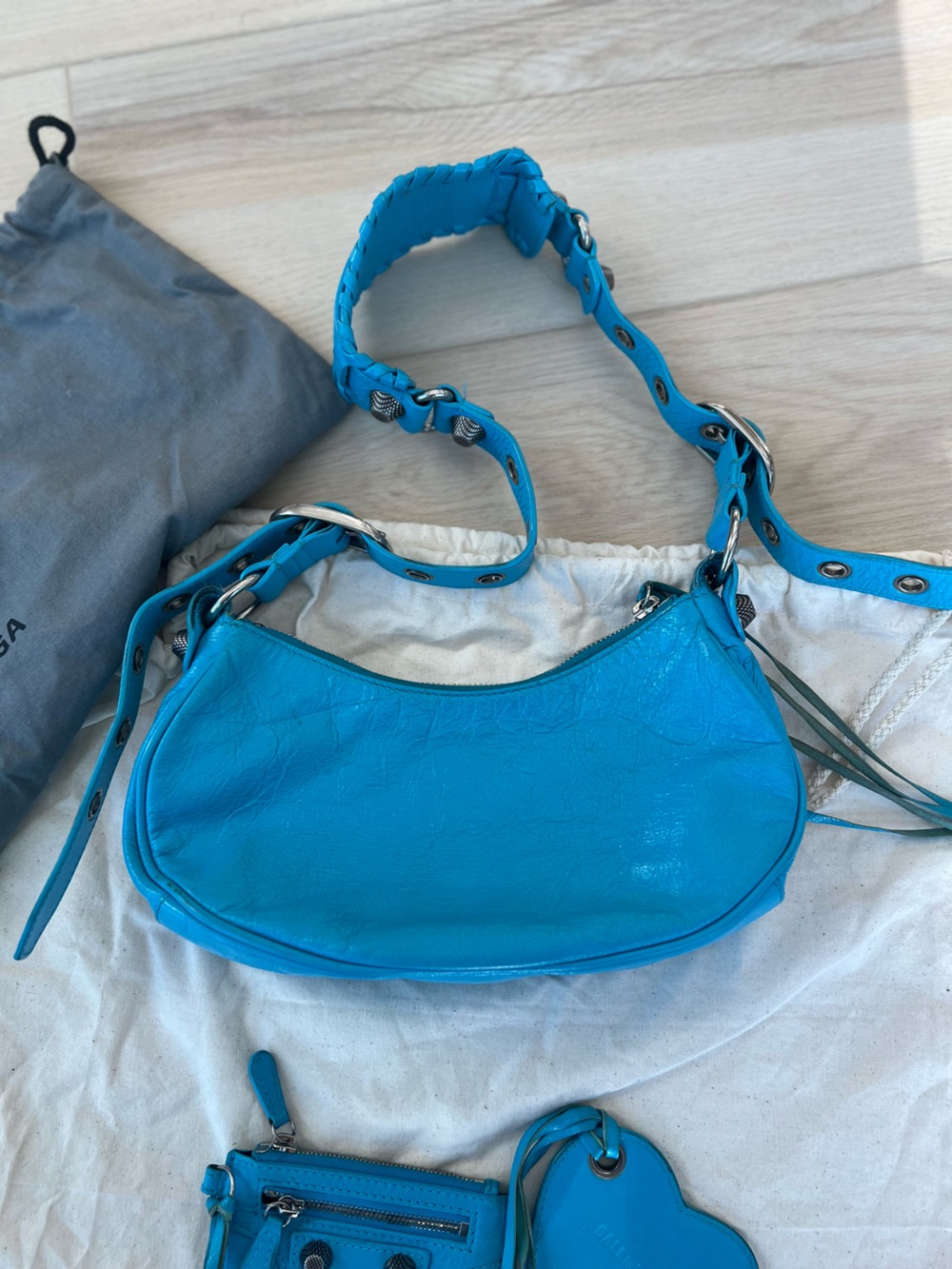 Balenciaga le Cagole XS from the S/S 2022 Collection - Picture 6 of 12